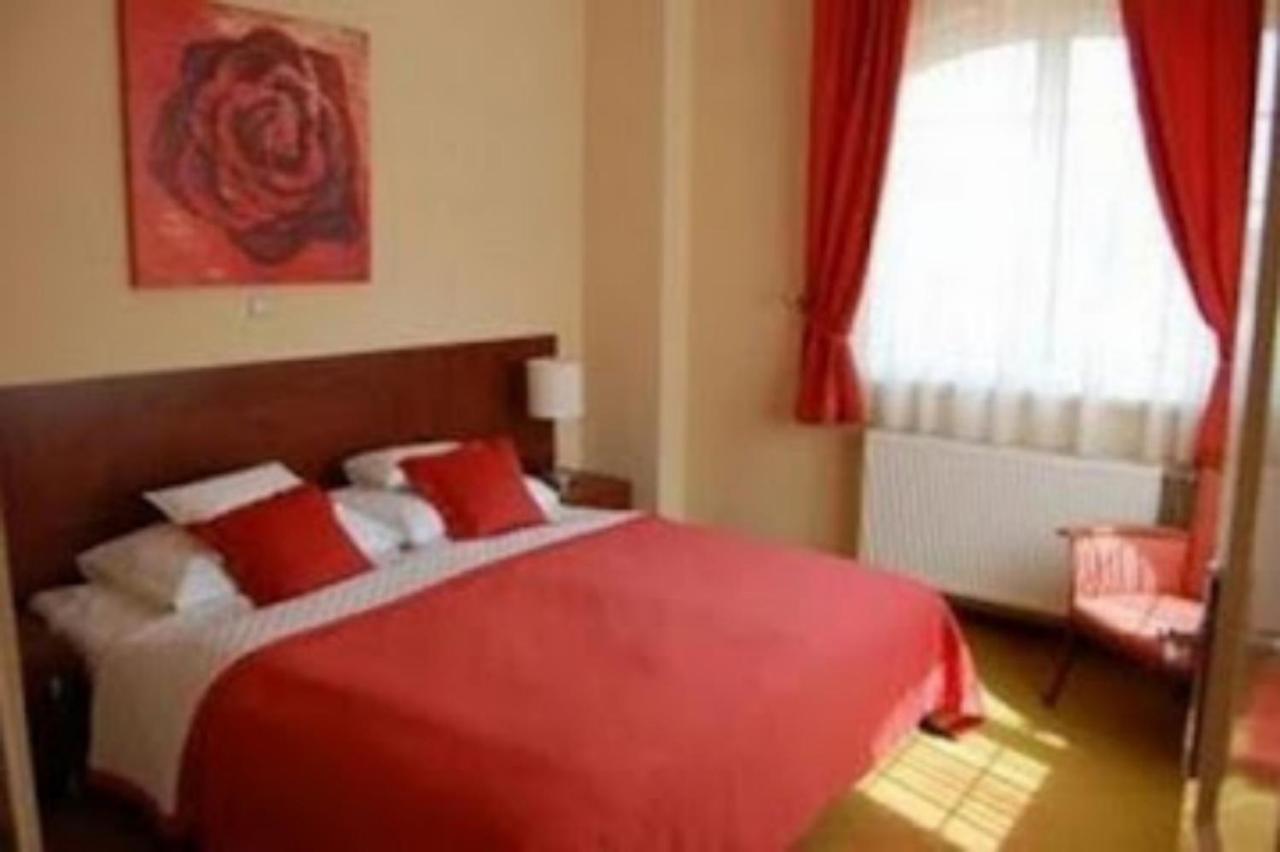 Staff Guest House Nyíregyháza Esterno foto